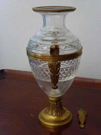 null Petit vase en cristal taillé, monture en bronze doré Epoque 1830