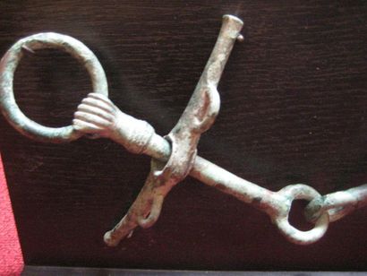 null MORS DE CHEVAL. Bronze les anneaux tenus par des mains. vers le VIIIème siècle...
