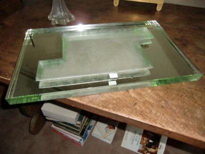 null Une plaque de verre à fond de glace et opaque 3 x 53 x 32.5 cm (éclats)