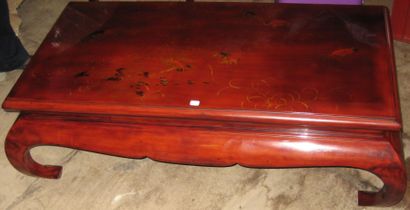 null Une table basse en laque rouge-brun à décor de poisson rouge et son verre