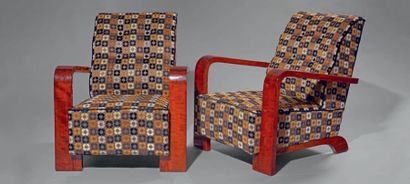 null Paire de fauteuils confortables en bois verni. Vers 1930. Haut: 80 cm - Larg.:...