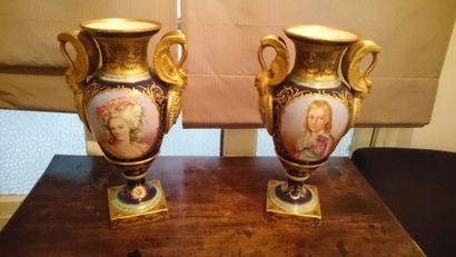 PARIS Paire de vases en porcelaine à décor de Marie- Antoinette et Louis XVII dans...