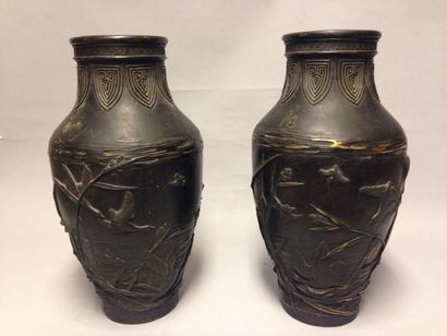 JAPON 1900 Vase en bronze à décor d'oiseaux H.: 46,5 cm