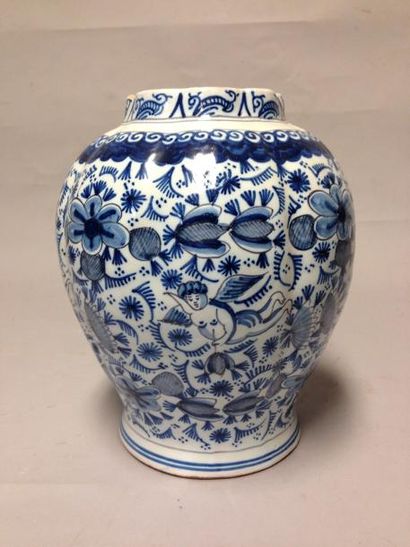 DELFT Vase balustre décoré en camaïeu bleu de personnages dans un décor floral Porte...