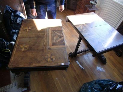 null Un ensemble mobilier rustique comprenant: - une table, plateau marqueté, pouvant...