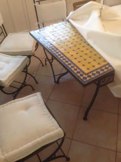 null Table avec carreaux de céramique 200 x 90 cm On joint six chaises en fer fo...