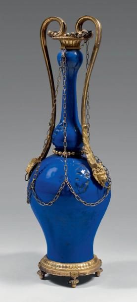 null Vase bouteille à haut col en double gourdes en faïence de Nevers bleu, anciennement...