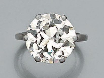 null Bague solitaire en platine (900 millièmes) serti d'un diamant taille ancienne...
