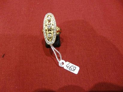 null Bague en or jaune (750) à motif oblong ajouré serti de diamants taillés en brillant....