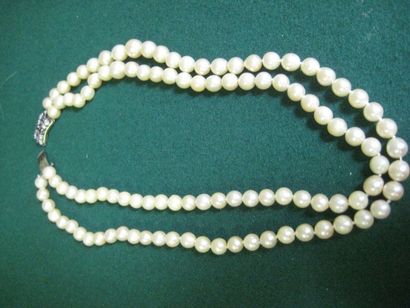 null Collier composé de deux rangs de perles de culture blanches. Le fermoir en or...