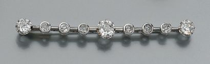 null Barrette en platine or gris 18k (750) sertie de neuf diamants taillés à l'ancienne,...