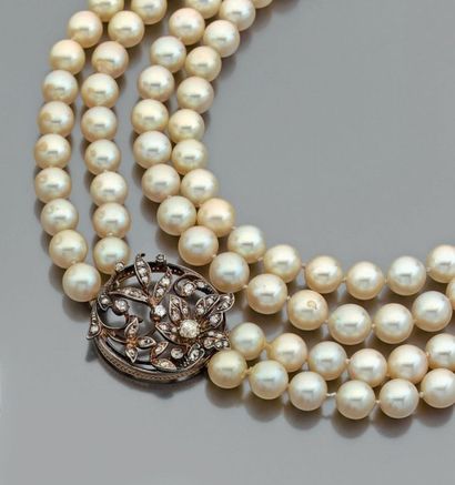 Collier composé de deux rangs de perles de...