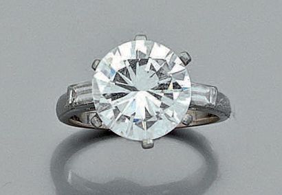 null Bague solitaire en platine (850 millièmes) serti d'un diamant taille brillant...