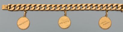 null Bracelet gourmette en or jaune (750 millièmes) à maille limée retenant trois...