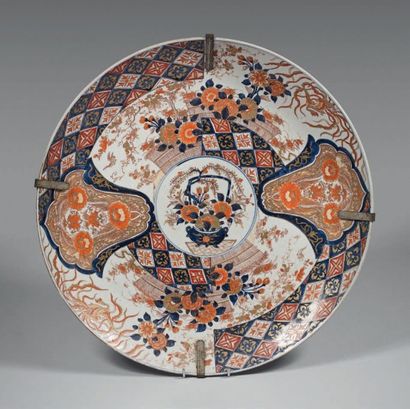 JAPON, Imari - Milieu Époque EDO (1603-1868) 
Grande coupe en porcelaine décorée...