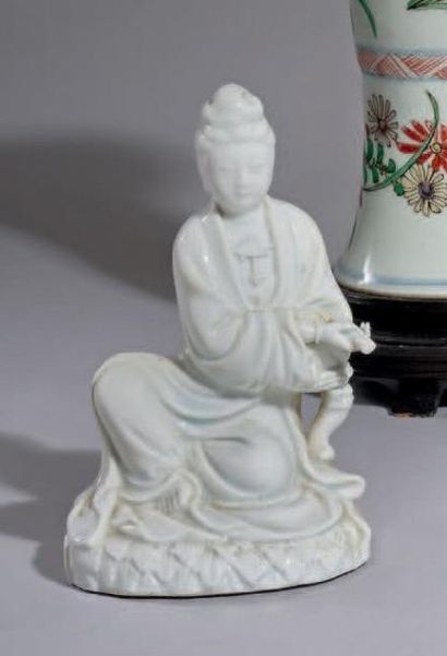 CHINE - époque Qianlong (1736-1795) 
Ensemble de trois assiettes en porcelaine blanche...