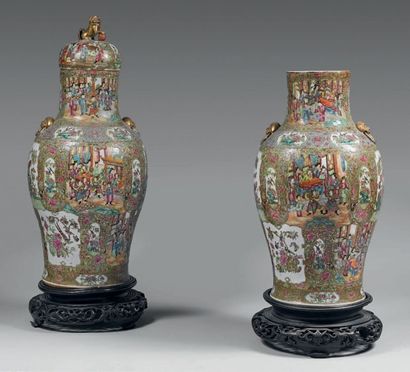 CHINE, Canton - XIXe siècle 
Paire de vases balustres en porcelaine décorée en émaux...