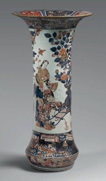 JAPON - Fin XVIIe siècle 
Vase rouleau en porcelaine décorée en bleu sous couverte,...
