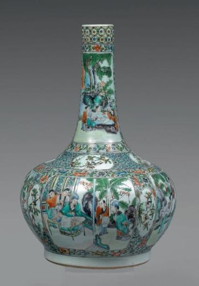 CHINE, Canton - XIXe siècle 
Bouteille en porcelaine décorée en émaux polychromes...