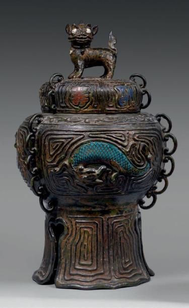 JAPON - Fin XIXe siècle 
Brûle-parfum tripode en bronze à patine brune et émaux cloisonnés...