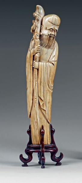 CHINE - XVIIe-XVIIIe siècle 
Statuette de Shoulao debout en ivoire à patine jaune,...