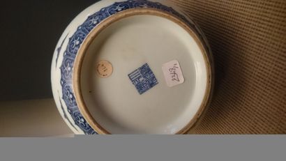 null Vase de forme "yuhuchunping" en porcelaine décorée en bleu sous couverte de...