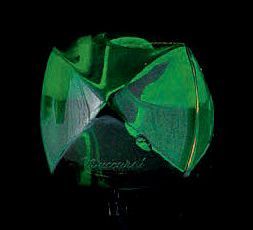 BACCARAT 
BAGUE dôme en cristal teinté vert soulignée d'un liseré doré. (Petite égrenure).
Dans...