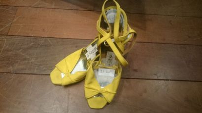 null  GIVENCHY
Paire de sandales en satin jaune. Taille 38
