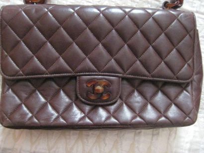 CHANEL Sac en cuir marron matelassé avec sa chaine en composite façon écaille entrelacé...