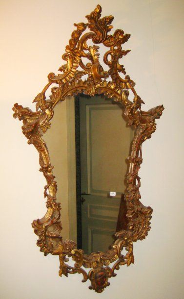 null Paire de miroirs écusson en bois très richement sculpté et doré, de branchages,...