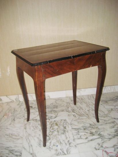 null Table rectangulaire en bois de placage ouvrant par un tiroir latéral. Style...