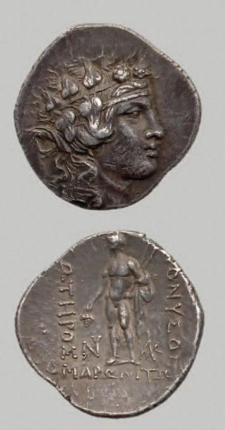 null Tétradrachme (ap. 148 av. J.-C.). 16,41 g. Tête de Dionysos à d. R/Dionysos...