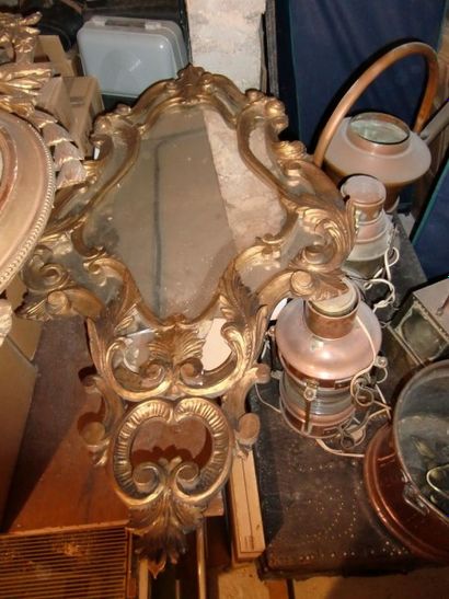 null Miroir italien en bois doré à parecloses.
H. 108 - L. 58 cm