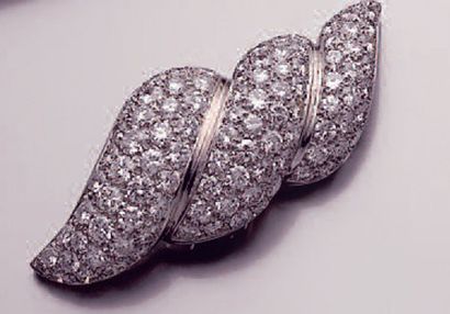 null Clip de corsage en platine et or gris stylisé d'une torsade sertie de diamants...