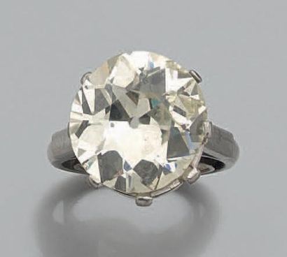 MAUBOUSSIN Bague solitaire en platine (950 millièmes) serti d'un diamant taille ancienne...