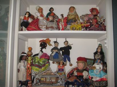 null Un fort lot de poupées régionales et étrangères