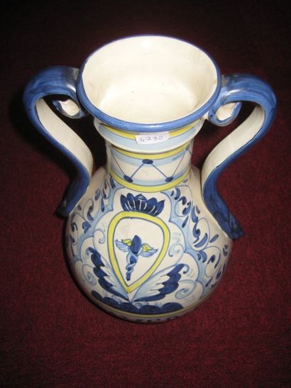 null Un vase en faience bleu et jaune