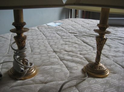 null Paire de petites lampes de chevets en laiton doré de style Louis XVI
