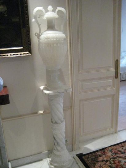 null Paire de vases en albâtre sur des colonnes