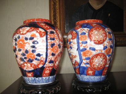 null Deux vases en porcelaine à décor Imari
H: 18 cm