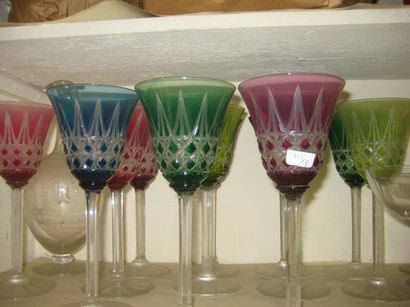 SAINT LOUIS Service de 11 verres en cristal taillé teinté