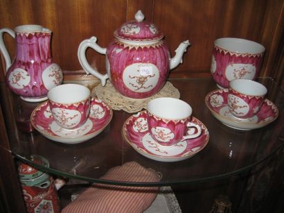 null Un service à café en porcelaine rose comprenant trois tasses, une cafetière,...