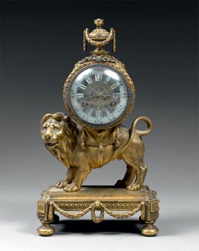 null Pendule de table à mouvement squelette en bronze doré ; un lion porte sur son...