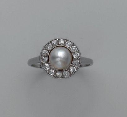 null Bague en platine ornée d'une perle fine bouton dans un entourage de diamants...