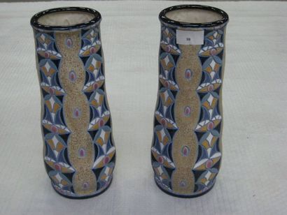 null Paire de vases droits en céramique à fond granité beige et décor émaillé polychrome...