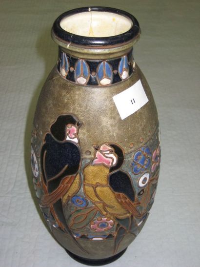 null Vase en céramique à fond brun et décor émaillé polychrome d'hirondelles parmi...