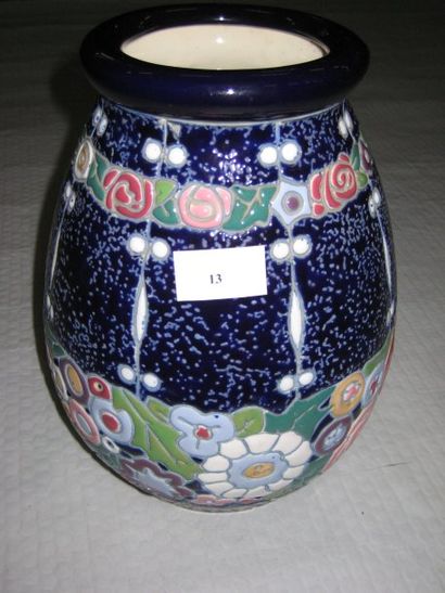 null Vase de forme ovoïde en céramique à fond bleu marine et décor émaillé polychrome...