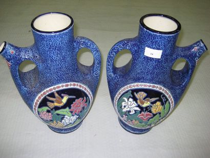 null Paire de vases simulant des verseuses en céramique à fond bleu granité et décor...