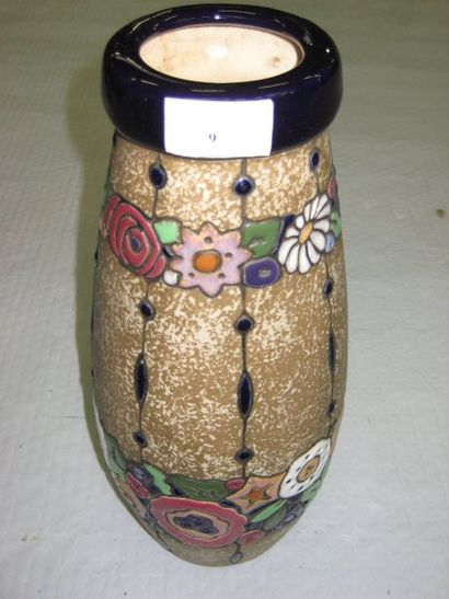 null Vase en céramique à fond granité brun et décor émaillé polychrome de fleurs...