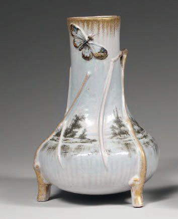 Émile GALLÉ (1846-1904) Vase tube à base renflée en faïence stannifère sur piétement...